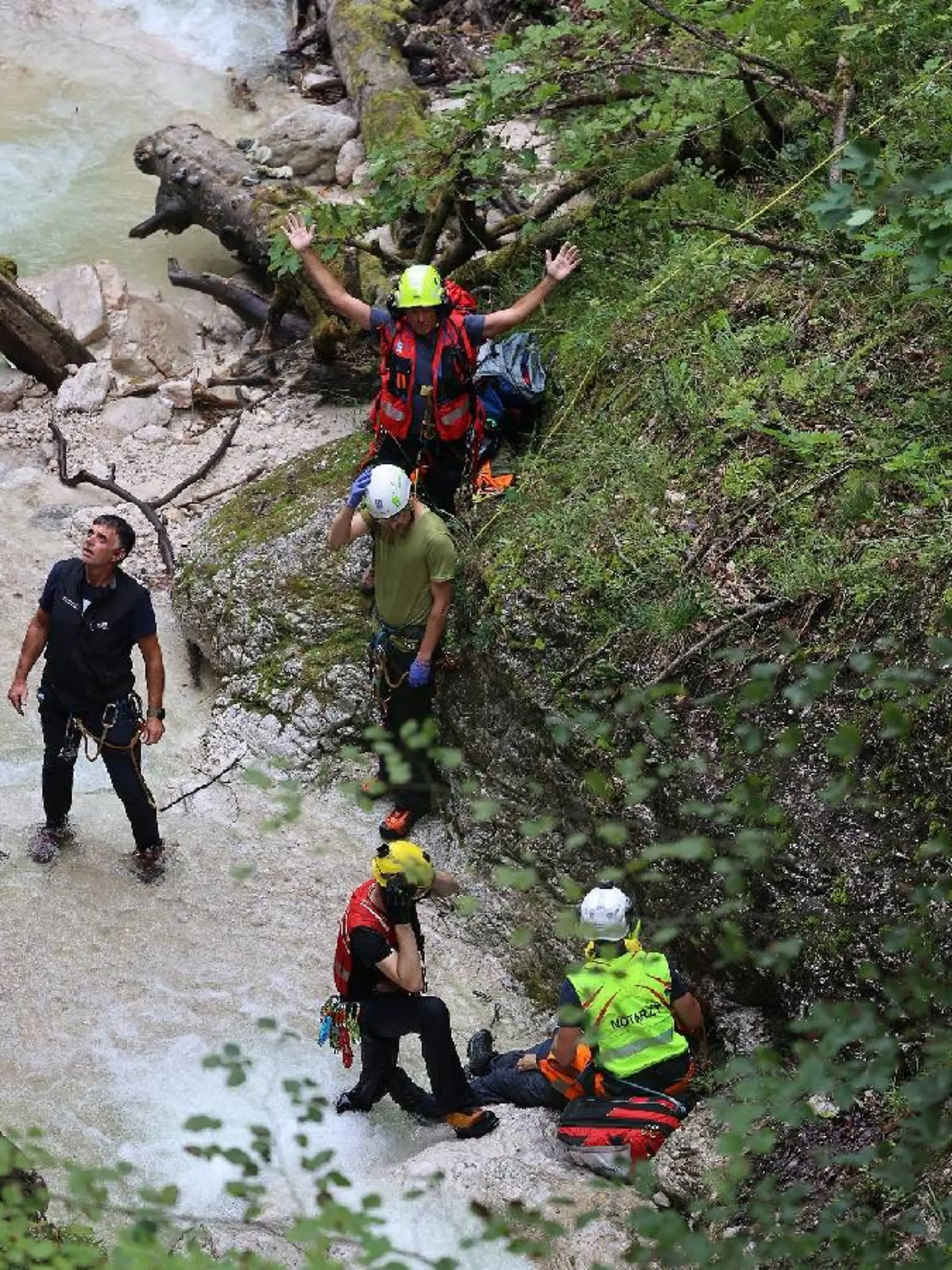 Das Bayerische Rote Kreuz ist mit mehreren Rettungskräften vor Ort, um die 72-jährige Wanderin zu bergen. 