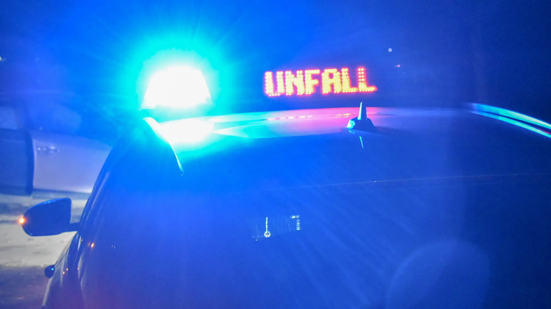 News Bilder des Tages Schwerer Unfall auf B19, Rettungskräfte in der Nacht des 06.10.2019 auf der Bundesstraße bei Uttenhofen. Ein PKW war alleinbeteiligt von der Fahrbahn abgekommen. Uttenhofen Baden-Württemberg Deutschland Uttenhofen Serious accident on B19, rescue workers during the night of 06 10 2019 on the federal highway near Uttenhofen A car had left the roadway alone Uttenhofen Baden Württemberg Germany Uttenhofen Copyright: xxonw-images.de/MarvinxKossx