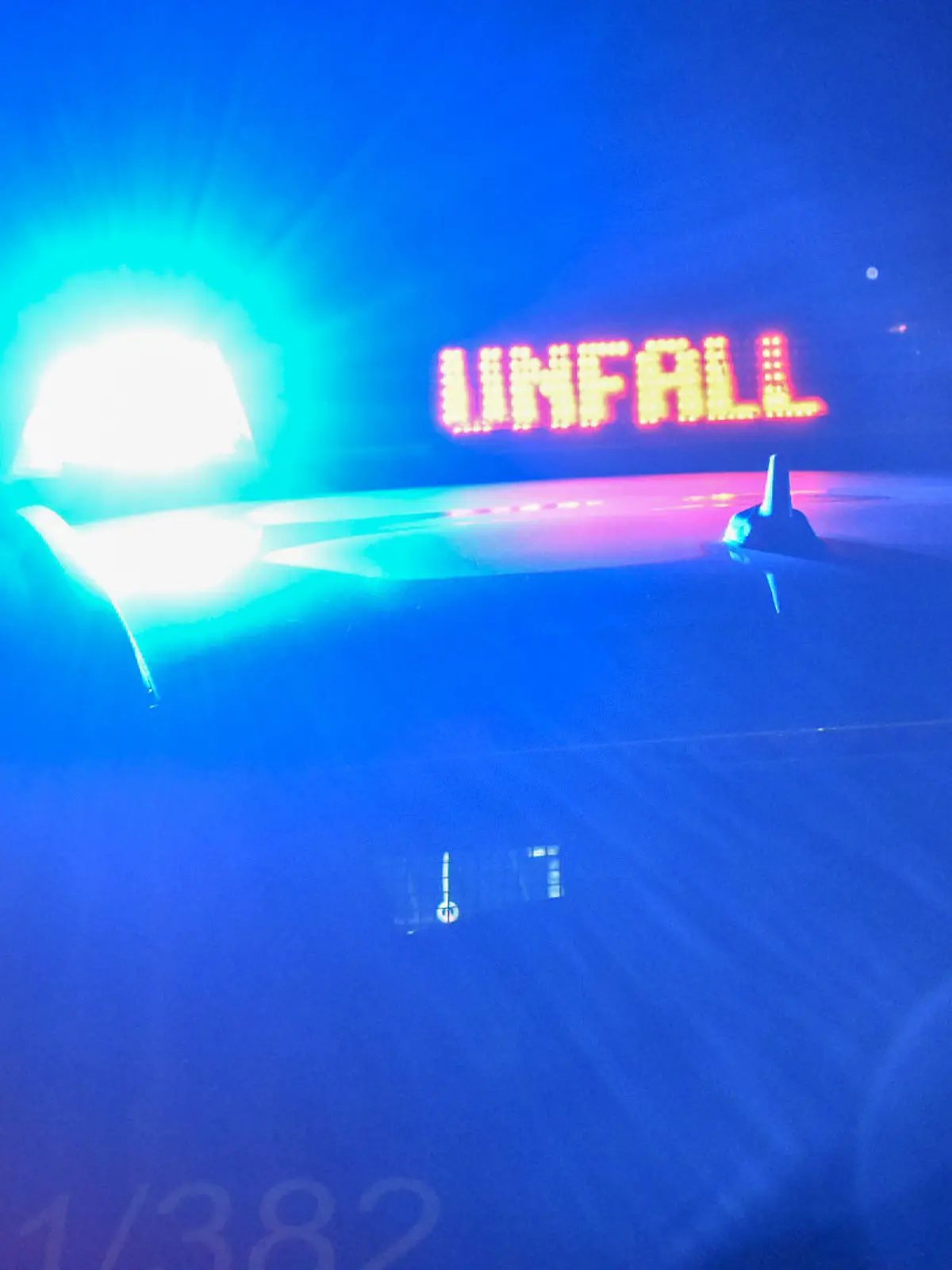 News Bilder des Tages Schwerer Unfall auf B19, Rettungskräfte in der Nacht des 06.10.2019 auf der Bundesstraße bei Uttenhofen. Ein PKW war alleinbeteiligt von der Fahrbahn abgekommen. Uttenhofen Baden-Württemberg Deutschland Uttenhofen  Serious accident on B19, rescue workers during the night of 06 10 2019 on the federal highway near Uttenhofen A car had left the roadway alone Uttenhofen Baden Württemberg Germany Uttenhofen Copyright: xxonw-images.de/MarvinxKossx