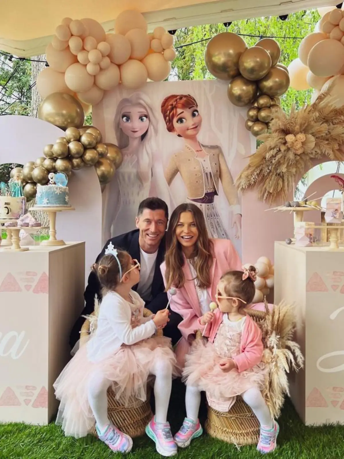 Familie Lewandowski feiert Geburtstag - mit Anna und Elsa.