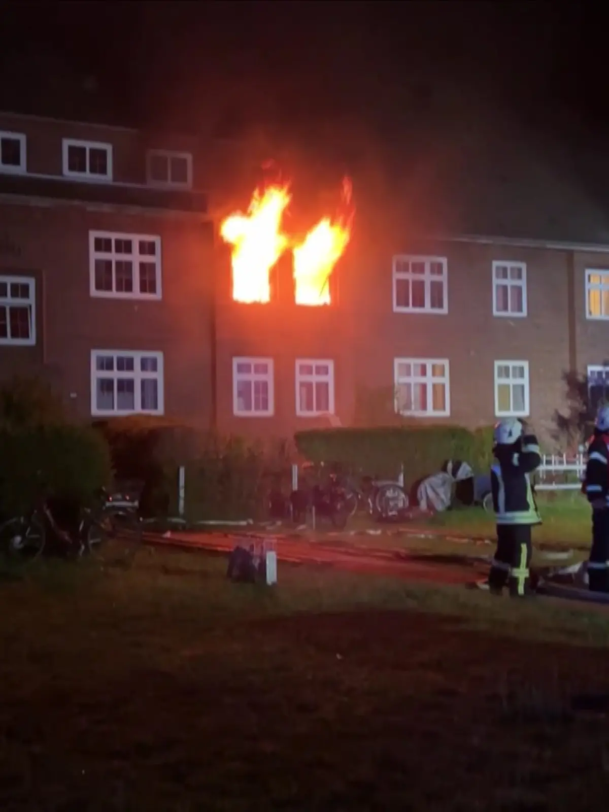 Die Feuerwehr muss mit einem Großaufgebot anrücken, um den extremen Brand unter Kontrolle zu bekommen. 