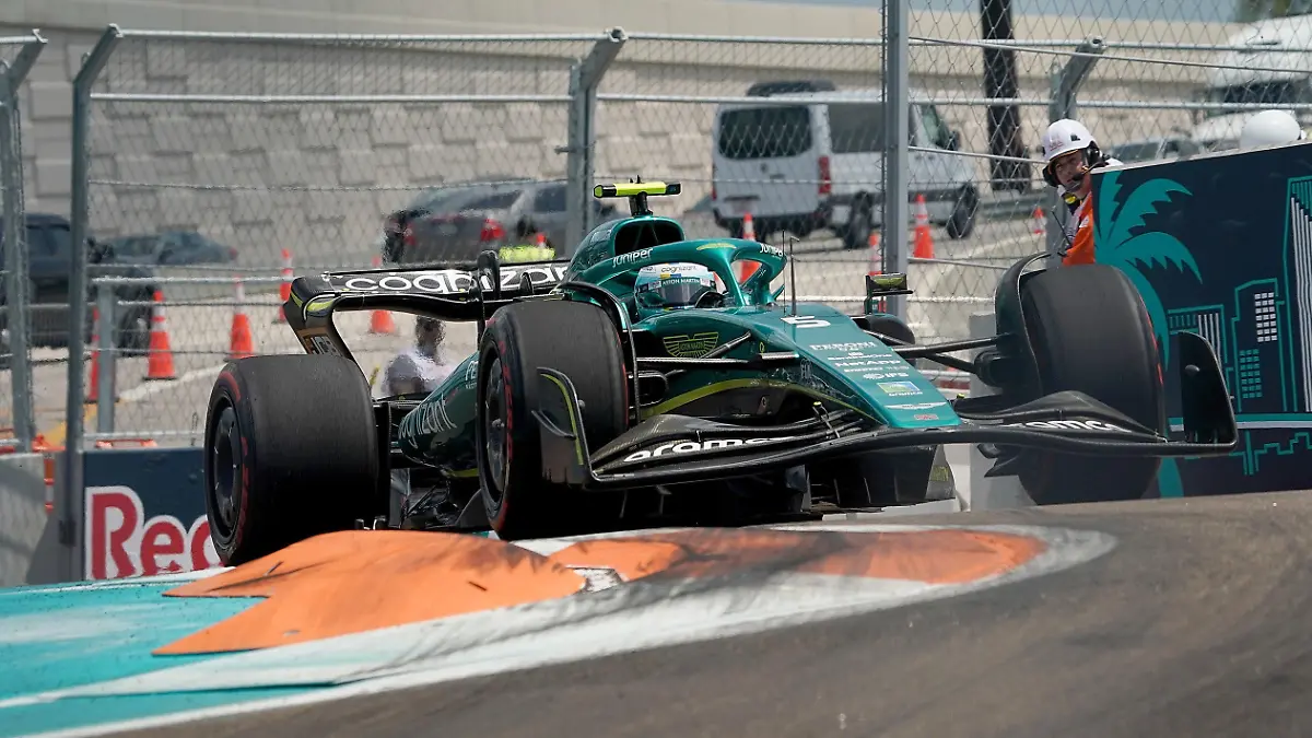 06.05.2022, USA, Miami: Motorsport: Formel-1-Weltmeisterschaft, Grand Prix von Miami, 1. Freies Training: Sebastian Vettel aus Deutschland vom Team Aston Martin ist auf der Strecke in Miami unterwegs. Foto: Hasan Bratic/dpa +++ dpa-Bildfunk +++