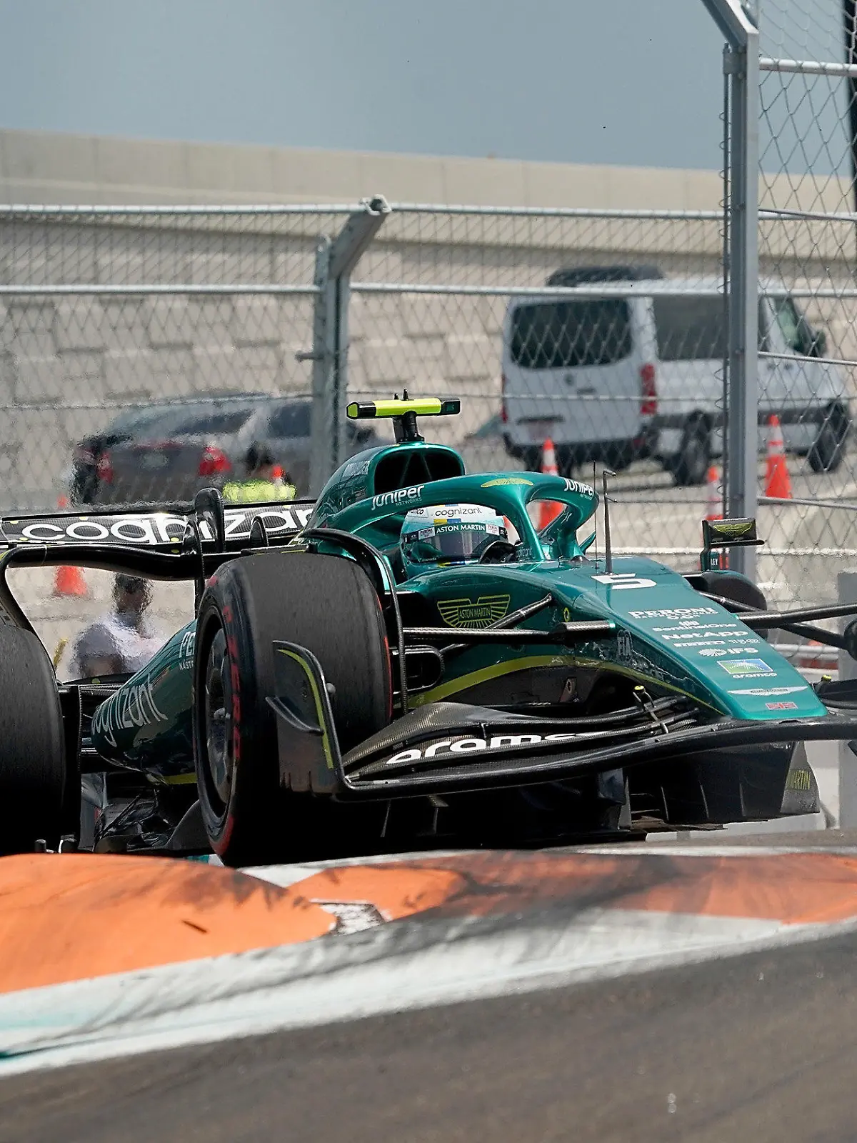 06.05.2022, USA, Miami: Motorsport: Formel-1-Weltmeisterschaft, Grand Prix von Miami, 1. Freies Training: Sebastian Vettel aus Deutschland vom Team Aston Martin ist auf der Strecke in Miami unterwegs. Foto: Hasan Bratic/dpa +++ dpa-Bildfunk +++