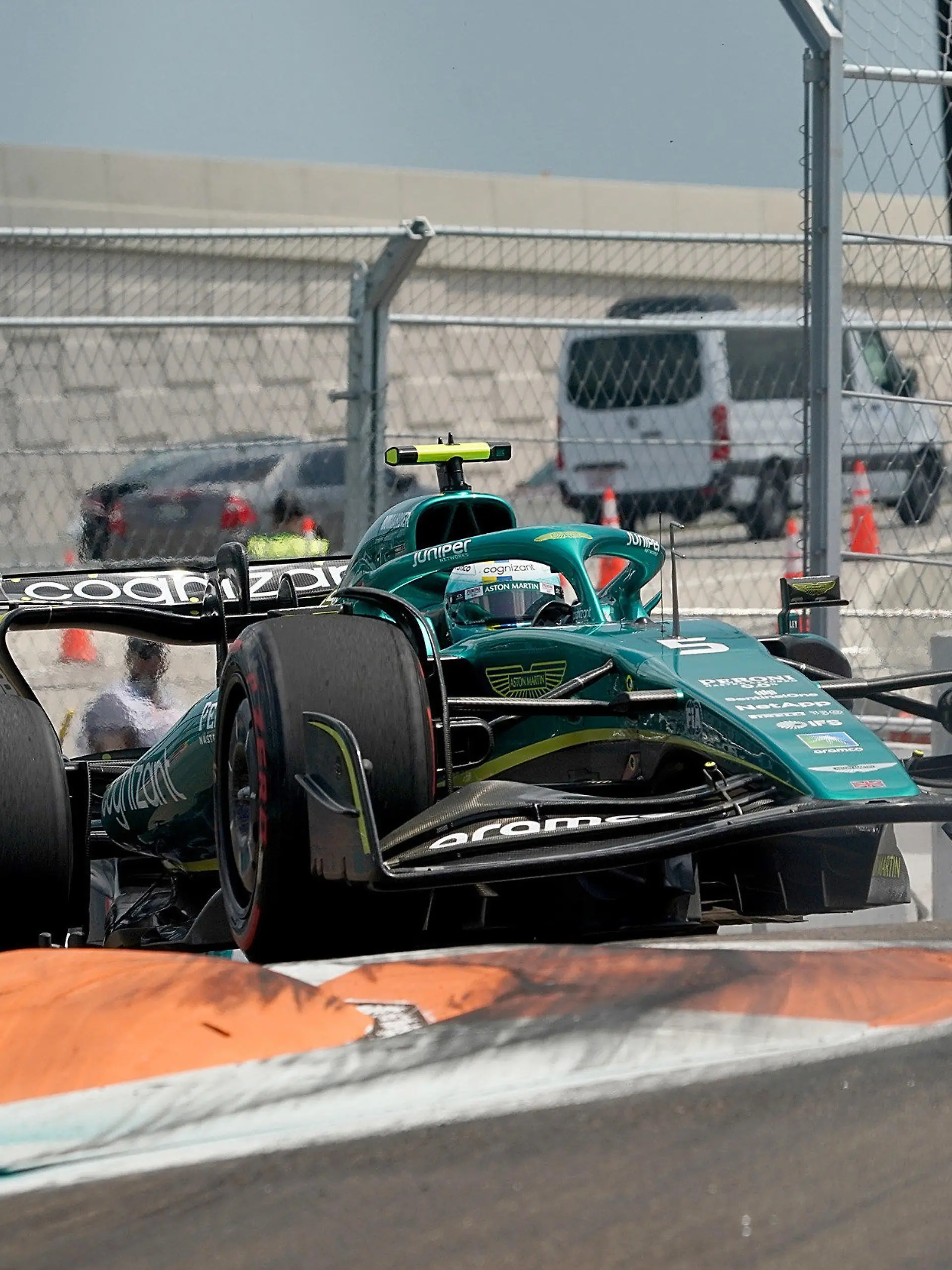 06.05.2022, USA, Miami: Motorsport: Formel-1-Weltmeisterschaft, Grand Prix von Miami, 1. Freies Training: Sebastian Vettel aus Deutschland vom Team Aston Martin ist auf der Strecke in Miami unterwegs. Foto: Hasan Bratic/dpa +++ dpa-Bildfunk +++