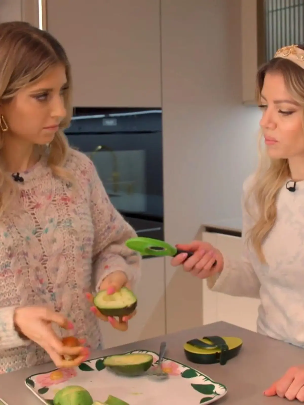 Bild zu: "Cathy Hummels beweist Hausfrauenqualitäten"