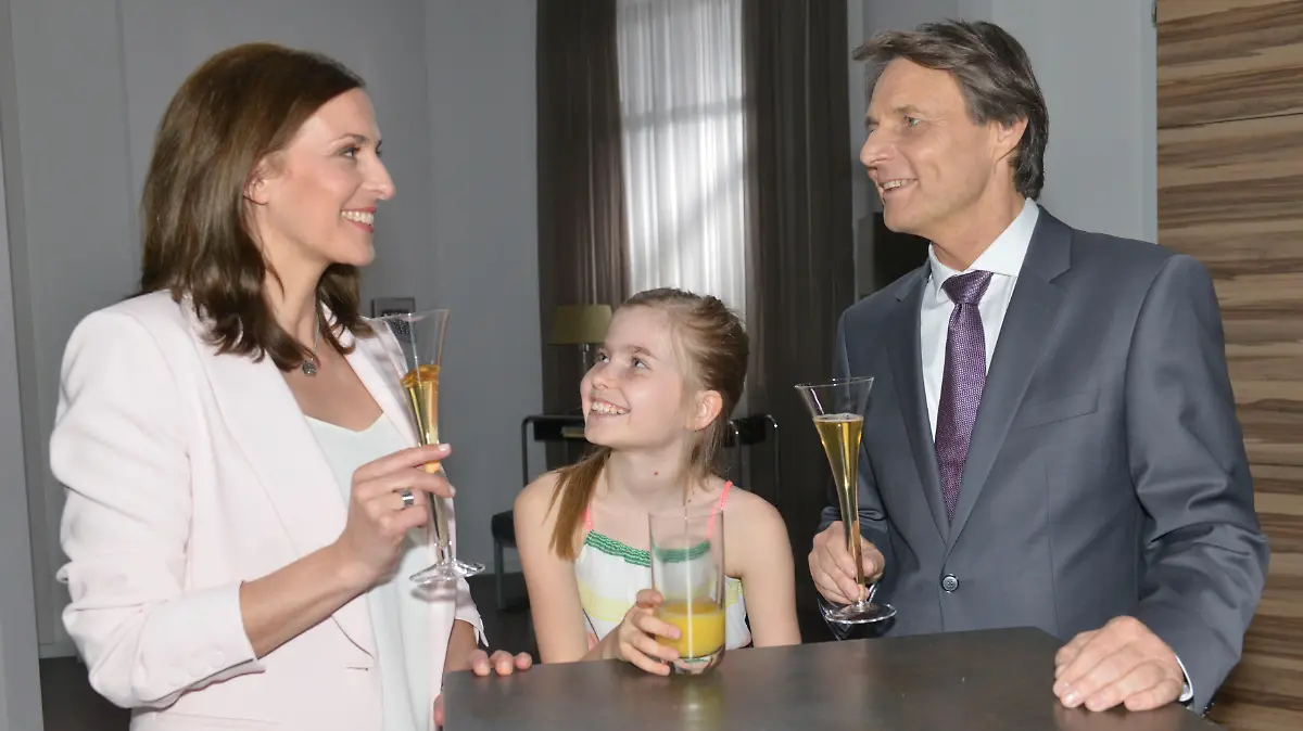 Als Katrin (Ulrike Frank, l.) mit Johanna und Gerner (Wolfgang Bahro) auf das abgeschlossene Geschäft anstößt, wird Gerner einmal mehr bewusst, dass Katrin die perfekte Partnerin an seiner Seite wäre ... 
