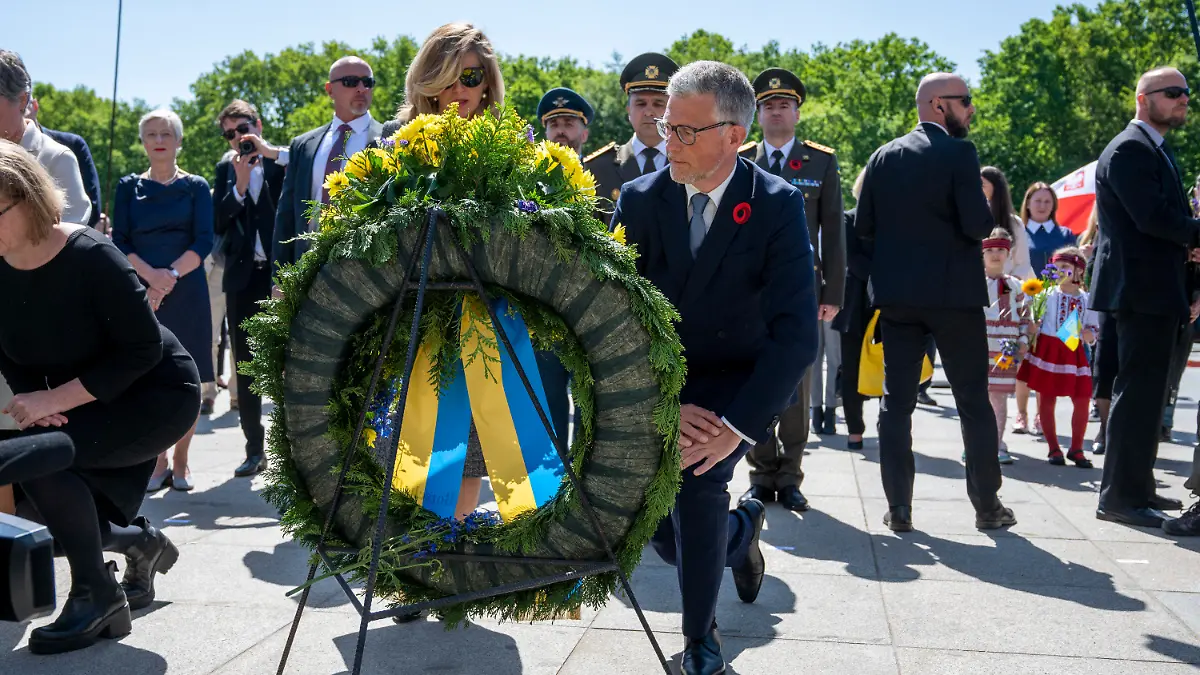 08.05.2022, Berlin: Andrij Melnyk (M), Botschafter der Ukraine in Deutschland, und seine Frau Svitlana Melnyk stehen bei einer Gedenkveranstaltung vor dem Sowjetischen Ehrenmal im Tiergarten. Foto: Christophe Gateau/dpa +++ dpa-Bildfunk +++
