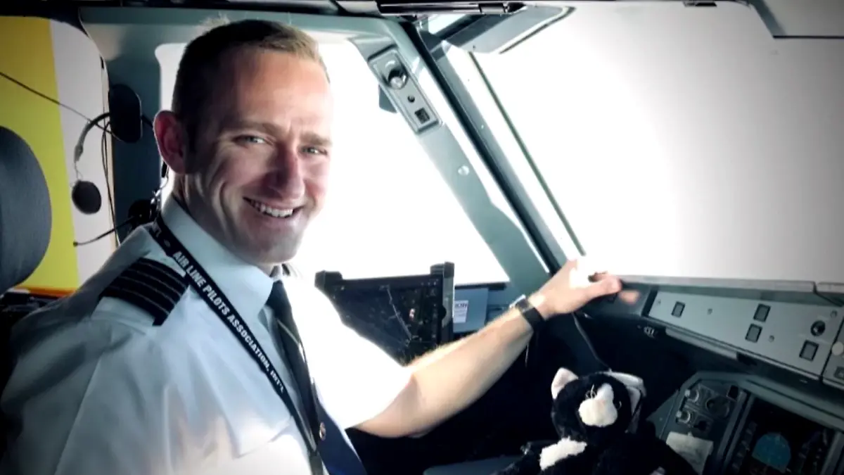 Ein Pilot in einem Cockpit.