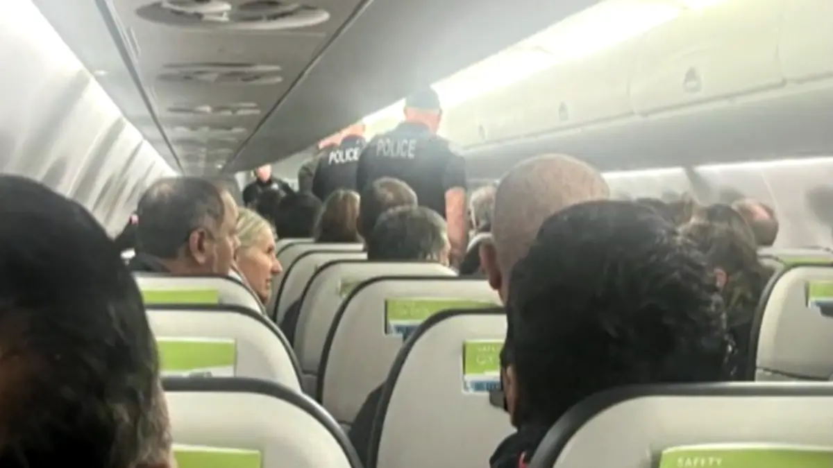 Polizisten in einer Flugzeugkabine.