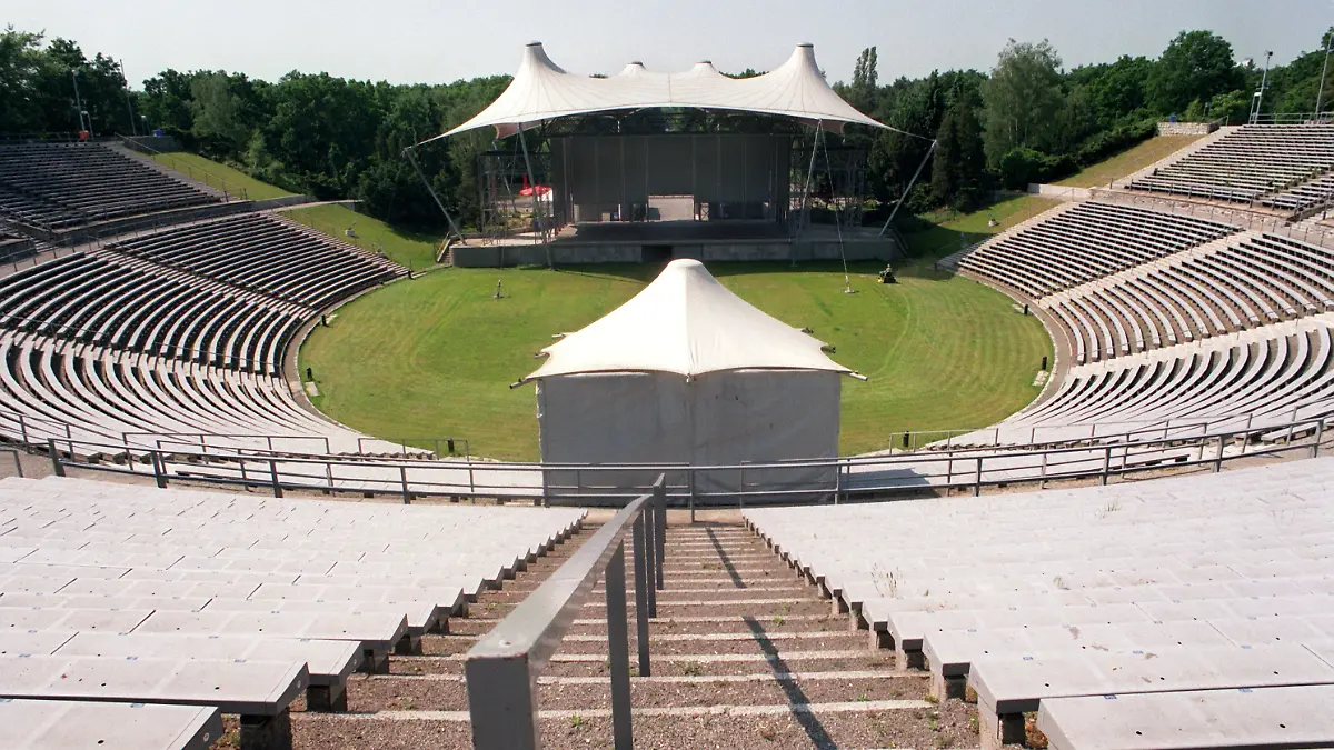 Die 1997 durch Umbau fertiggestellte Parkbühne Wuhlheide in Berlin-Köpenick ist eine attraktive Alternative zur Berliner Waldbühne. 17.000 Zuschauer finden hier bei Großveranstaltungen auf festmontierten Sitzschalen Platz. Die Örtlichkeiten der Wuhlheide sind aus der Sicht der Veranstalter ideal, da sich in unmittelbarer Nähe keine Wohnansiedlungen befinden und Lärmbelästigung entfällt. (BER456-280799)