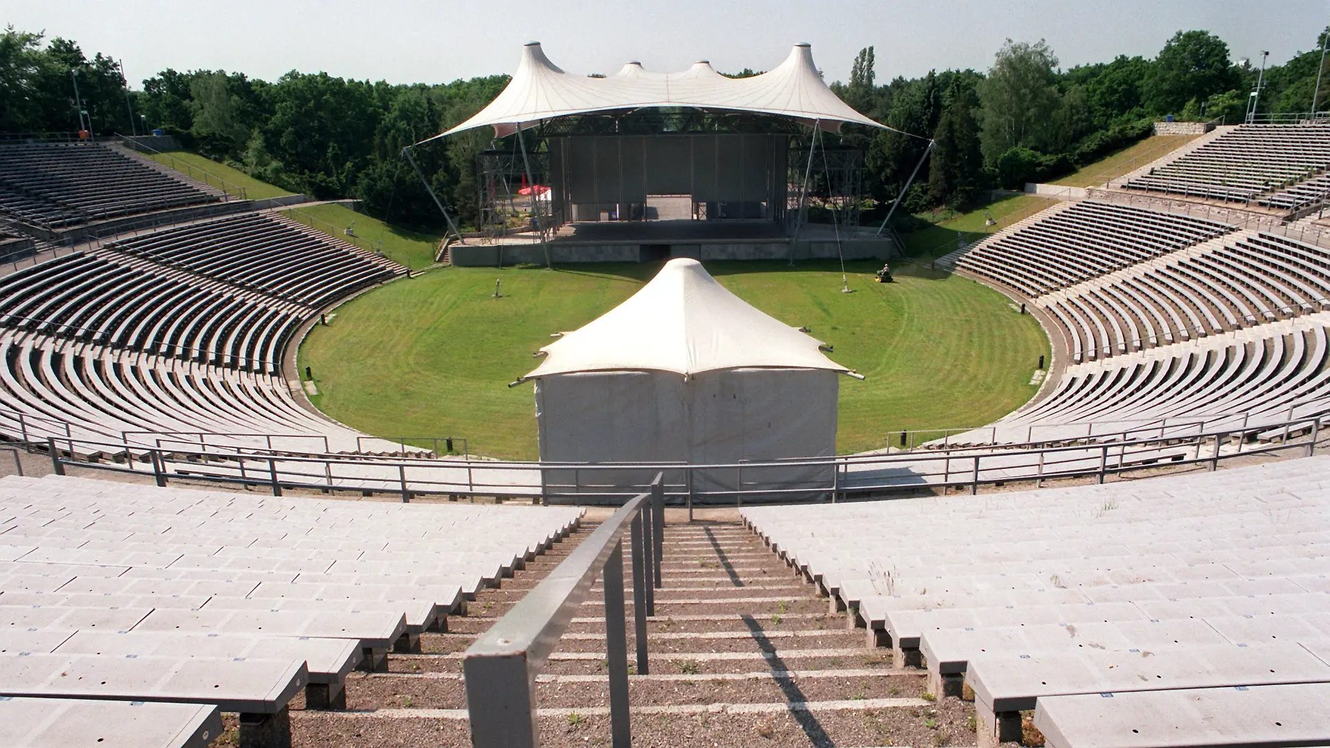 Die 1997 durch Umbau fertiggestellte Parkbühne Wuhlheide in Berlin-Köpenick ist eine attraktive Alternative zur Berliner Waldbühne. 17.000 Zuschauer finden hier bei Großveranstaltungen auf festmontierten Sitzschalen Platz. Die Örtlichkeiten der Wuhlheide sind aus der Sicht der Veranstalter ideal, da sich in unmittelbarer Nähe keine Wohnansiedlungen befinden und Lärmbelästigung entfällt. (BER456-280799)