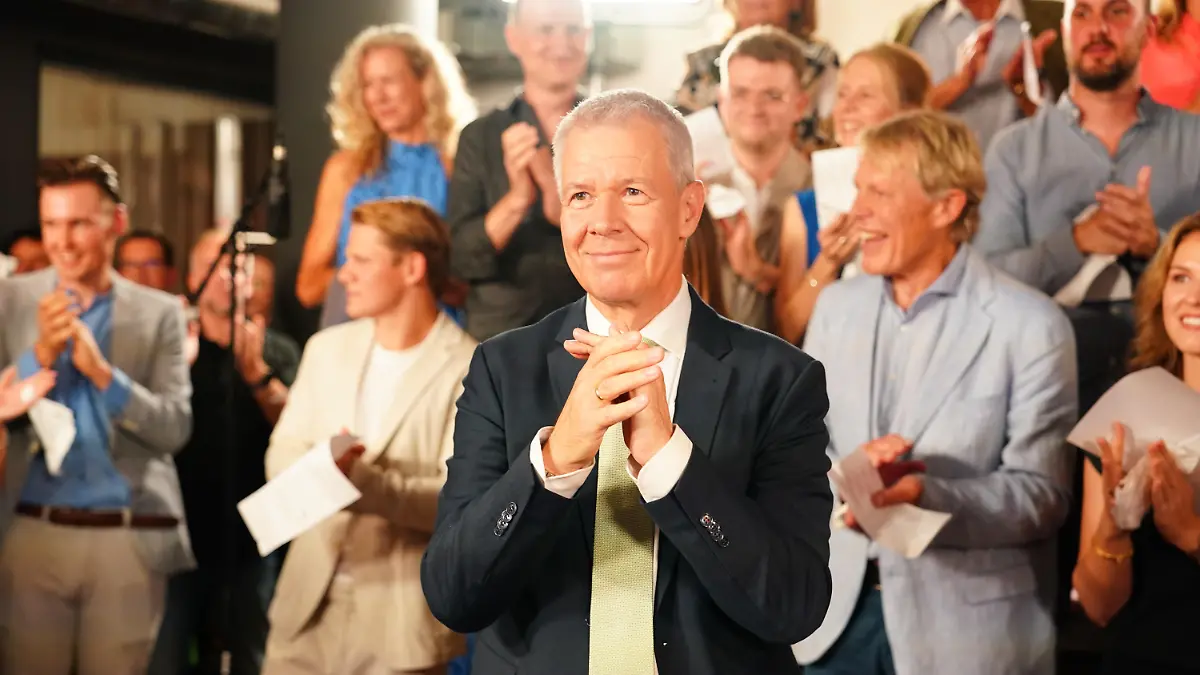 Hunderte Kollegen überraschen Peter Kloeppel zum Abschied von RTL Aktuell. Der Moderator ist sichtlich gerührt, in der Live-Sendung fließen sogar Tränen