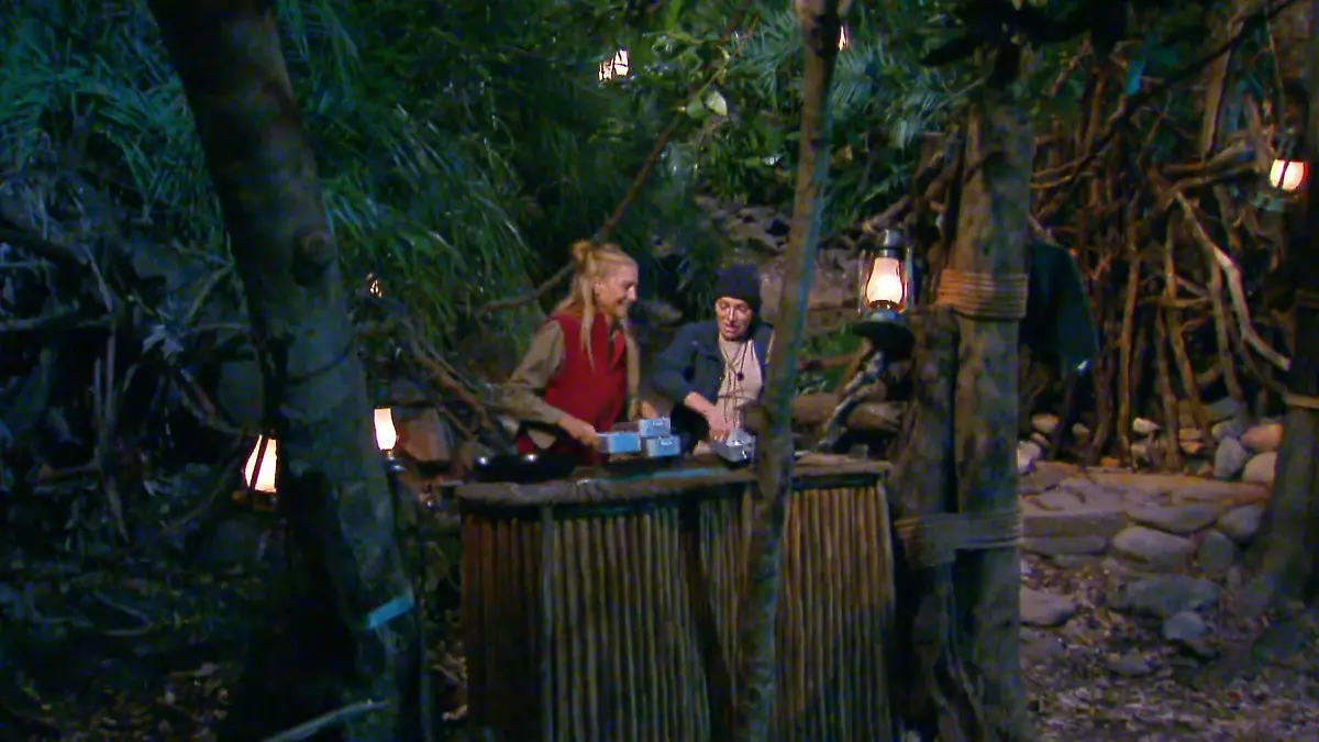 Georgina lästert beim Abwasch ordentlich über Elena ab.