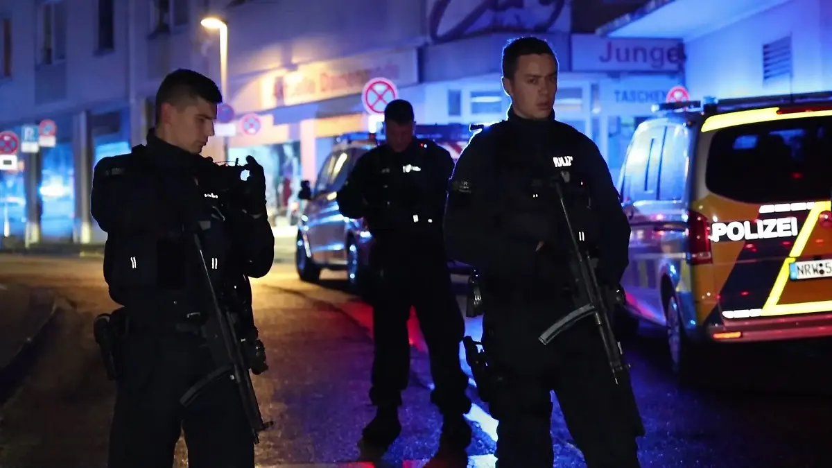 Bei einer Attacke auf der 650-Jahr-Feier der Stadt Solingen hat es am Abend Tote und Verletzte gegeben. Die Tatwaffe sei mutmaßlich ein Messer gewesen, hieß es aus Polizeikreisen. Die Polizei löste Großalarm aus. Hubschrauber sind in der Luft. Aus Polizeikreisen hieß es, es gebe noch keine Festnahme.
