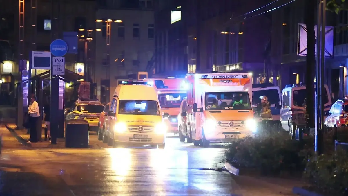 Bei einer Attacke auf der 650-Jahr-Feier der Stadt Solingen hat es am Abend Tote und Verletzte gegeben. Die Tatwaffe sei mutmaßlich ein Messer gewesen, hieß es aus Polizeikreisen. Die Polizei löste Großalarm aus. Hubschrauber sind in der Luft. Aus Polizeikreisen hieß es, es gebe noch keine Festnahme.