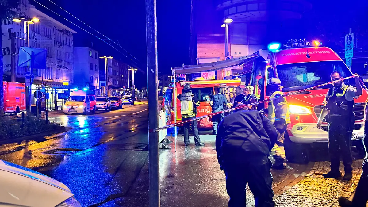 Die Polizei löste Großalarm aus. Hubschrauber sind in der Luft, zahlreiche Einsatzfahrzeuge mit Blaulicht unterwegs. Aus Polizeikreisen hieß es, es gebe noch keine Festnahme.