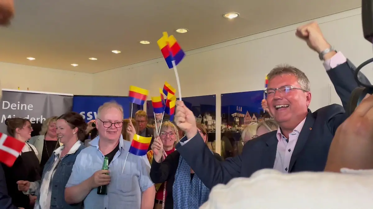 Lars Harms (SSW) feiert seine guten Ergebnisse im Landeshaus.