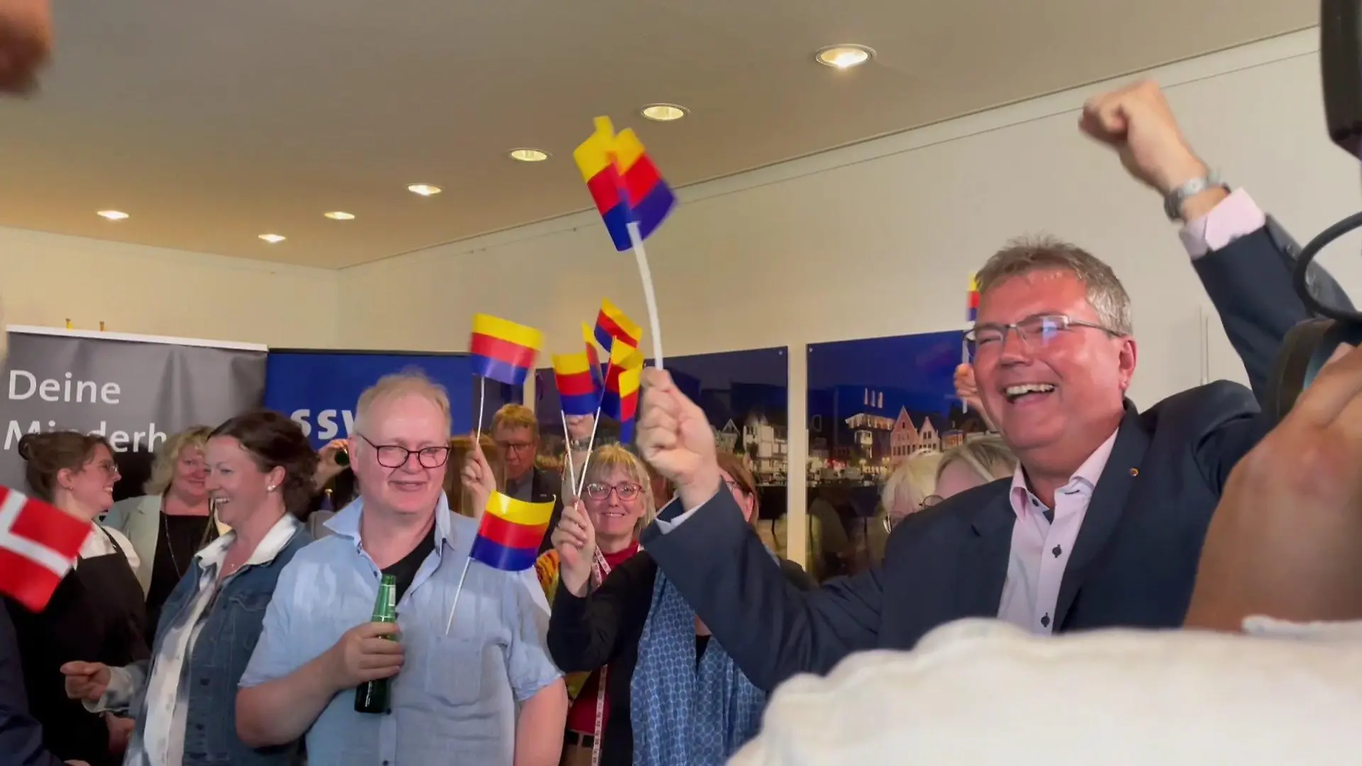 Lars Harms (SSW) feiert seine guten Ergebnisse im Landeshaus.