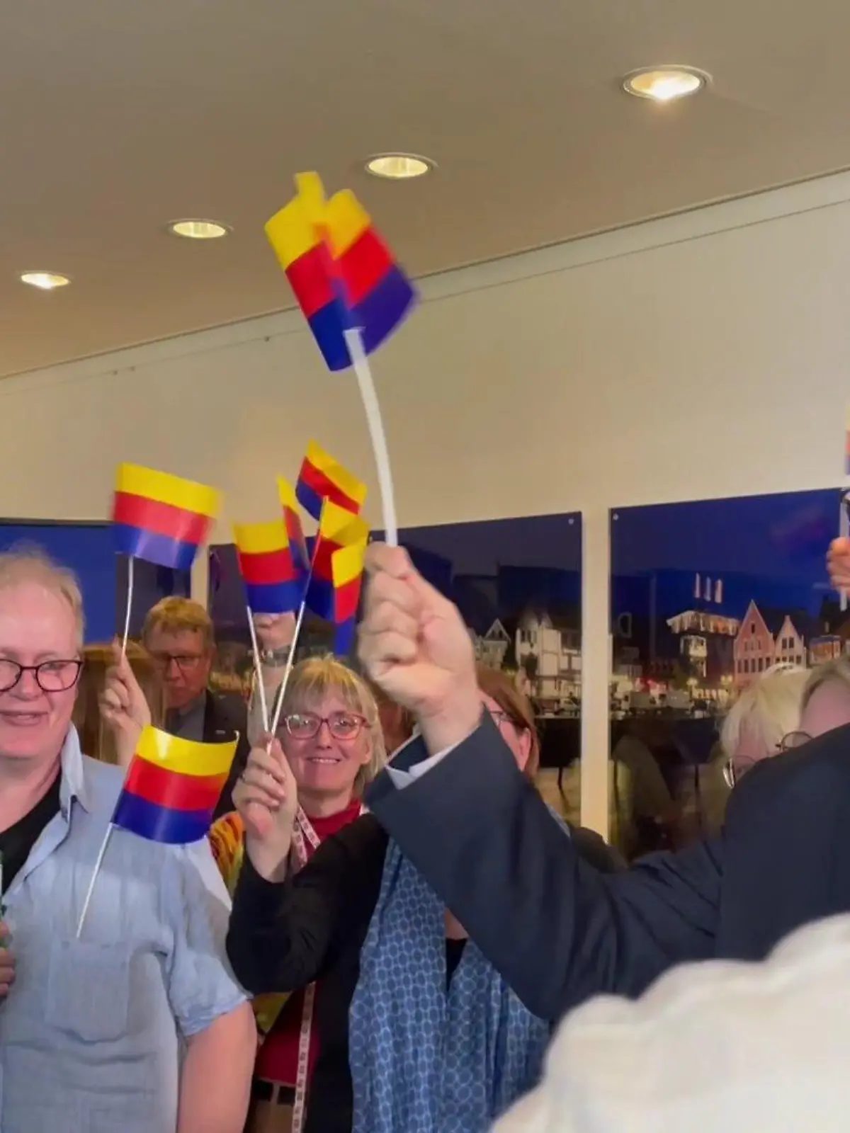 Lars Harms (SSW) feiert seine guten Ergebnisse im Landeshaus.