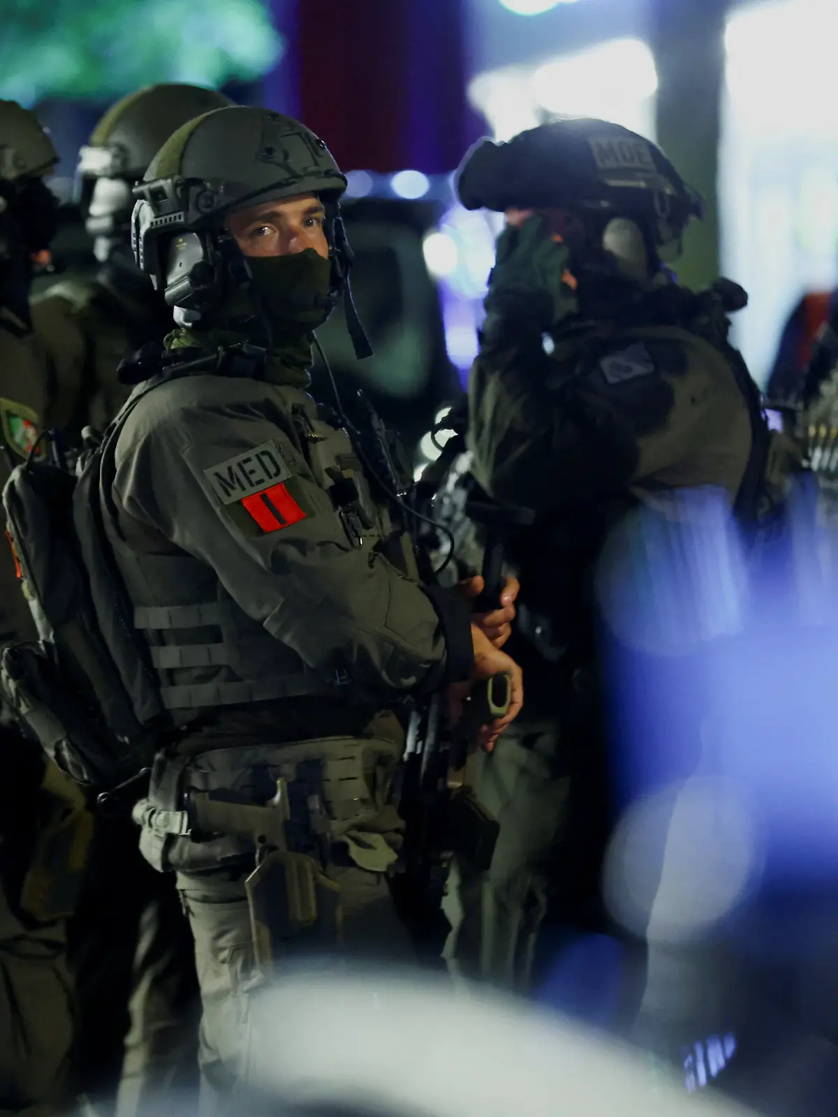 Laut Polizei hat der Angreifer gegen 21.37 Uhr wahllos auf Passanten eingestochen. Es wurde Großalarm ausgelöst. Mindestens ein Hubschrauber ist in der Luft, zahlreiche Einsatzfahrzeuge mit Blaulicht sind unterwegs, Straßen weiträumig abgesperrt. 
Beamte stehen mit Waffen am Einsatzort und sichern diesen.