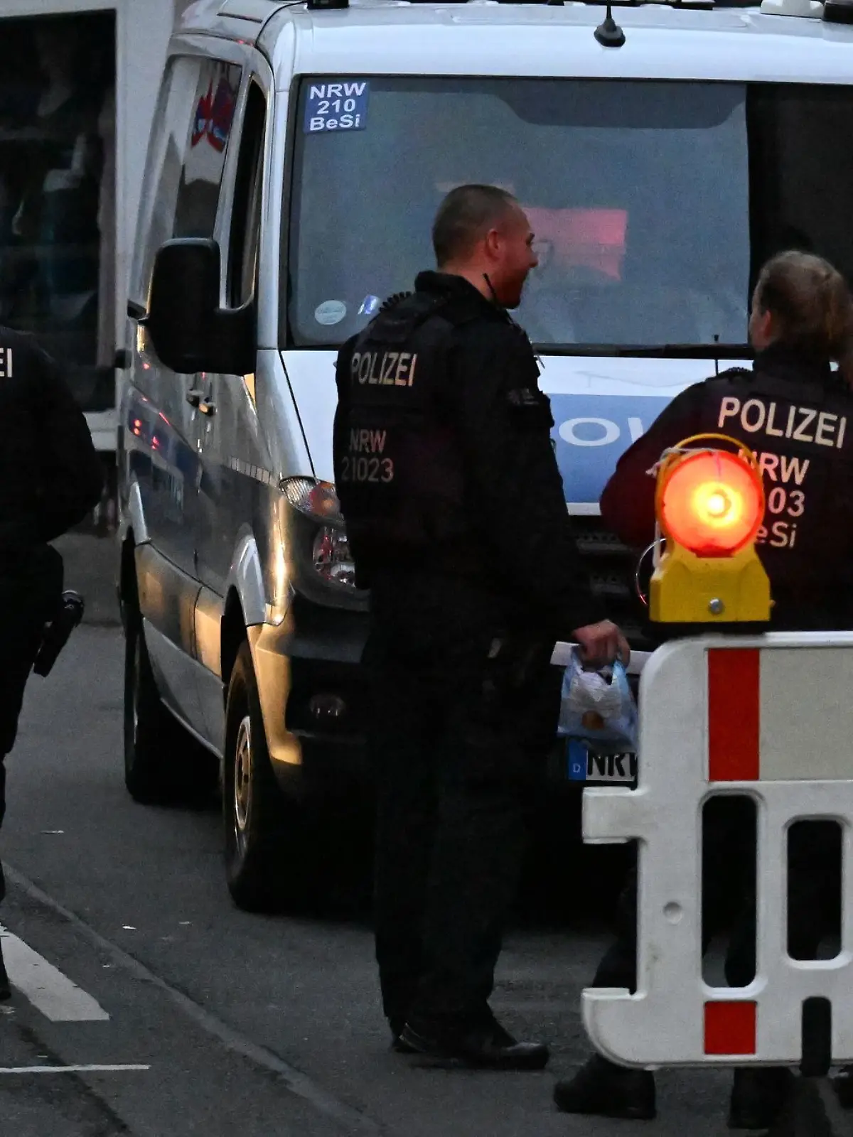 Bild zu: "Polizei jagt diesen Mann"