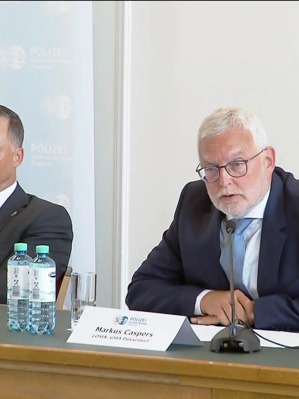 Staatsanwaltschaft und Polizei informieren auf einer Pressekonferenz über den aktuellen Ermittlungsstand.