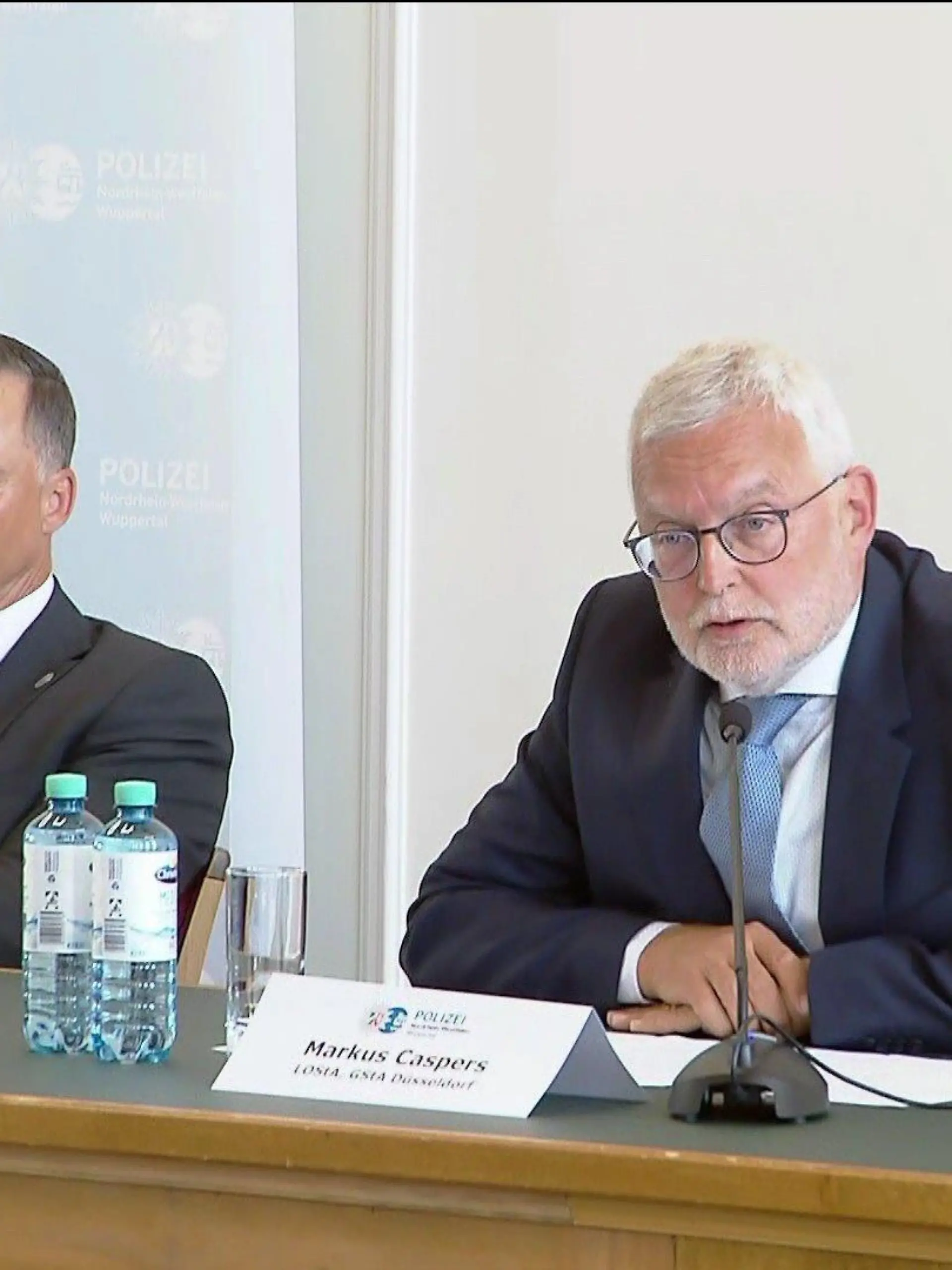 Staatsanwaltschaft und Polizei informieren auf einer Pressekonferenz über den aktuellen Ermittlungsstand.