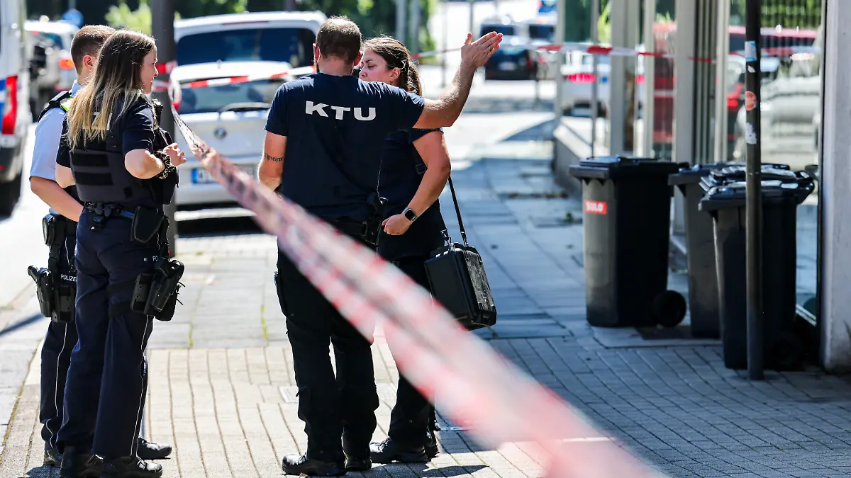 dpatopbilder - 24.08.2024, Nordrhein-Westfalen, Solingen: Nach der Messerattacke auf dem Solinger Stadtfest stehen Polizeibeamte neben einer Absperrung. Bei einer Attacke auf der 650-Jahr-Feier der Stadt Solingen hat es Todesopfer und Verletzte gegeben. Die mutmaßliche Tatwaffe des Messerangriffs ist am Samstag in einem Mülleimer in der Innenstadt gefunden worden. Das verlautete aus Ermittlerkreisen. Foto: Christoph Reichwein/dpa +++ dpa-Bildfunk +++