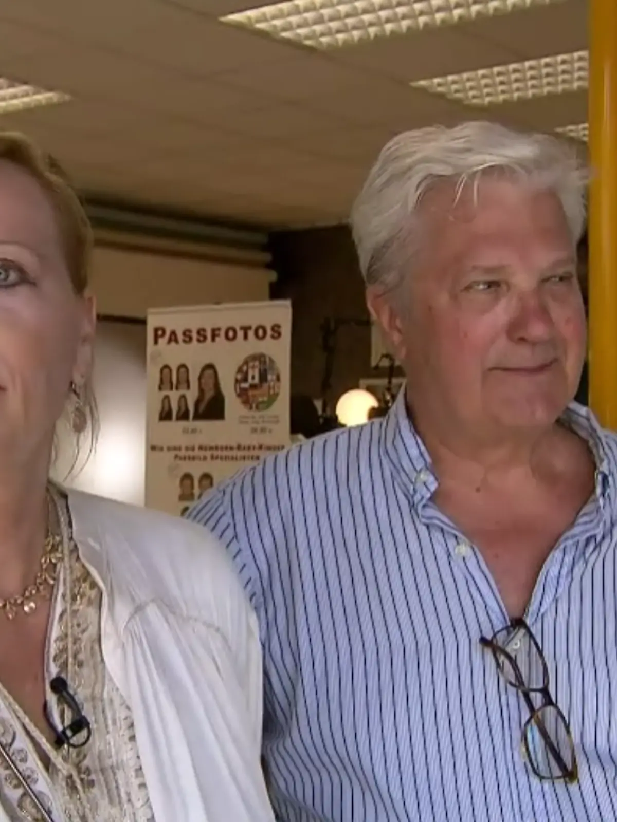 Suzanne Bargheer-Gluch und ihr Mann Waldemar Gluch blicken aus ihrem Laden heraus. 