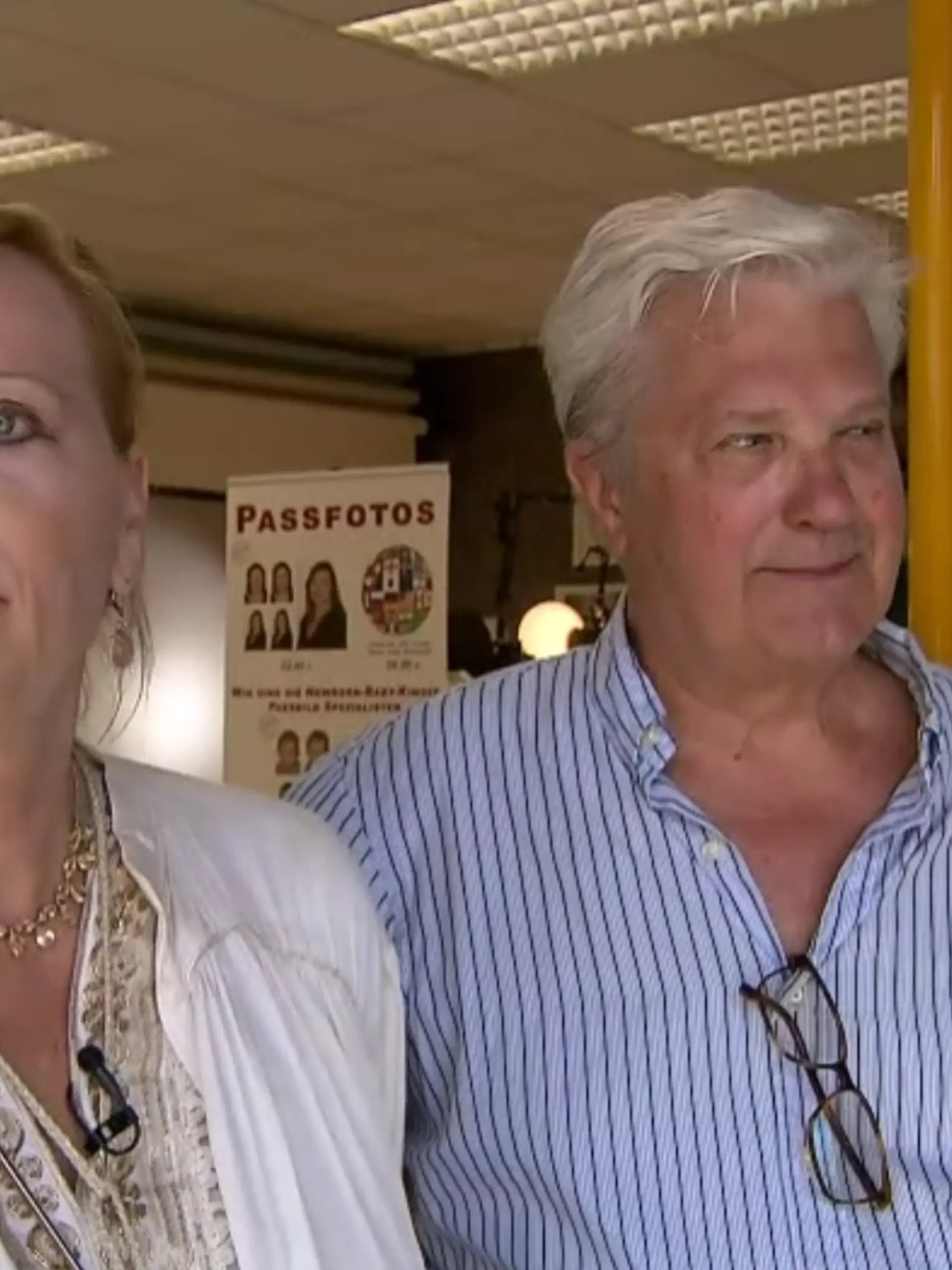 Suzanne Bargheer-Gluch und ihr Mann Waldemar Gluch blicken aus ihrem Laden heraus. 