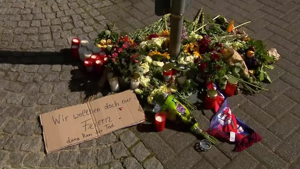 Blumen und eine Karte am Boden.