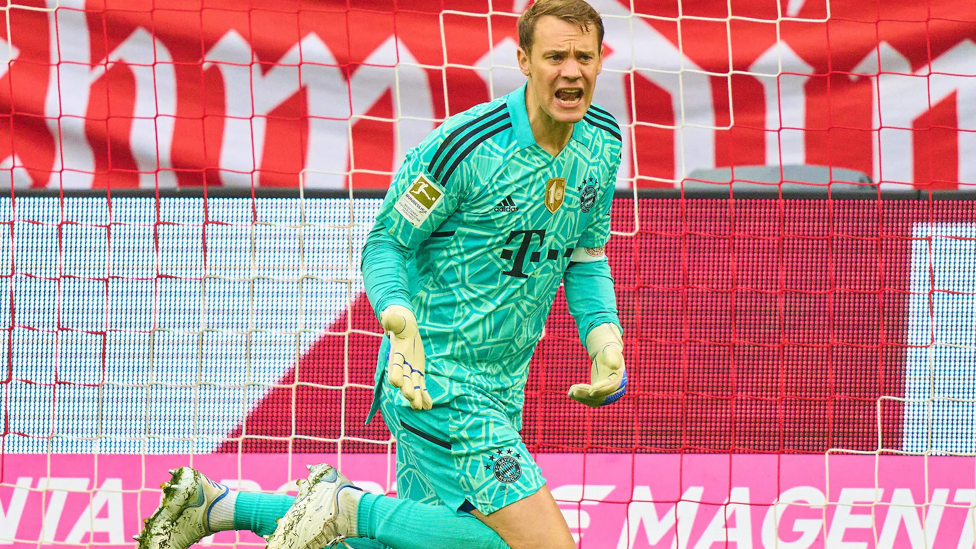 Sasa KALAJDZIC, VFB 9 scores, shoots goal , Tor, Treffer, Torschuss, 2-2, Manuel NEUER, goalkeeper FCB 1 angry in the match FC BAYERN MÜNCHEN - VFB STUTTGART 1.German Football League on Mai 08, 2022 in Munich, Germany. Season 2021/2022, matchday 33, 1.Bundesliga, München, 33.Spieltag. FCB,