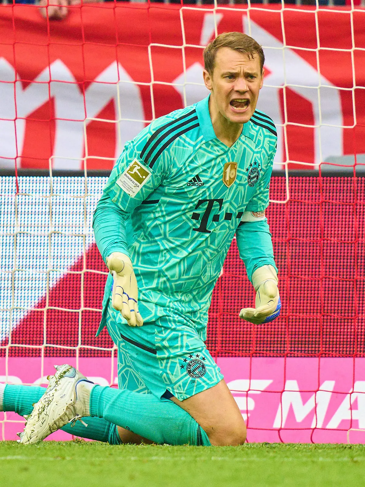  Sasa KALAJDZIC, VFB 9 scores, shoots goal , Tor, Treffer, Torschuss, 2-2, Manuel NEUER, goalkeeper FCB 1 angry in the match FC BAYERN MÜNCHEN - VFB STUTTGART 1.German Football League on Mai 08, 2022 in Munich, Germany. Season 2021/2022, matchday 33, 1.Bundesliga, München, 33.Spieltag. FCB,