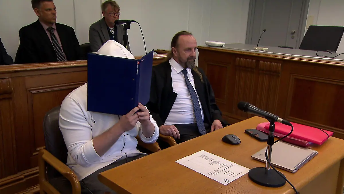 Der Angeklagte Melvin S. beim heutigen Prozessauftakt in Kiel.