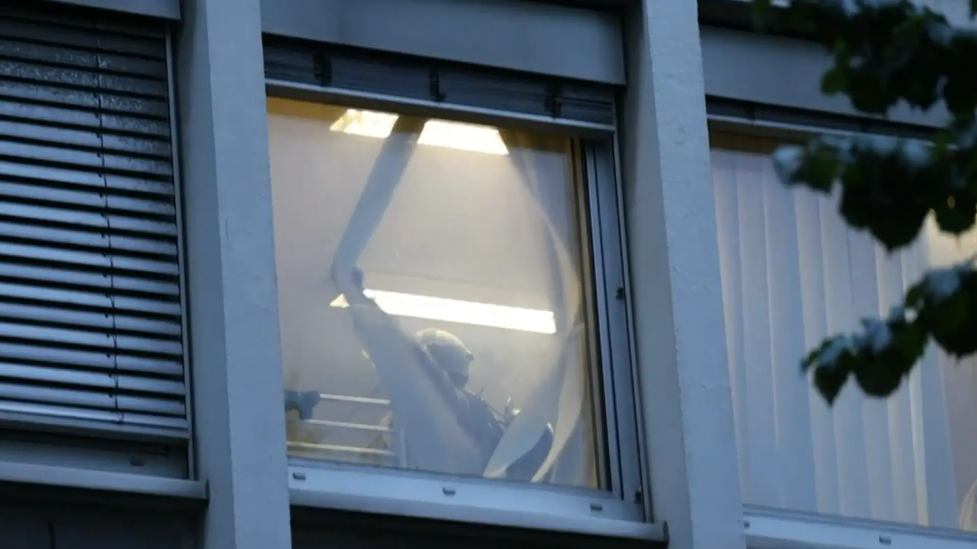 Spezialkräfte der Polizei durchsuchen Räumlichkeiten der Unterkunft.