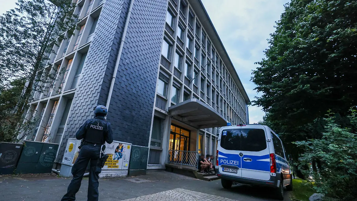Die Polizei durchsucht am Abend eine Flüchtlingsunterkunft.