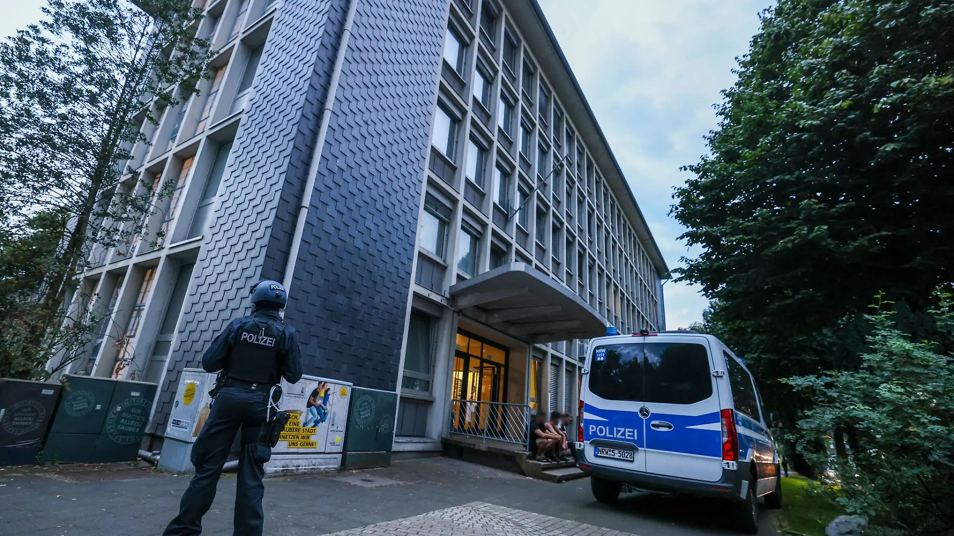 Die Polizei durchsucht am Abend eine Flüchtlingsunterkunft.