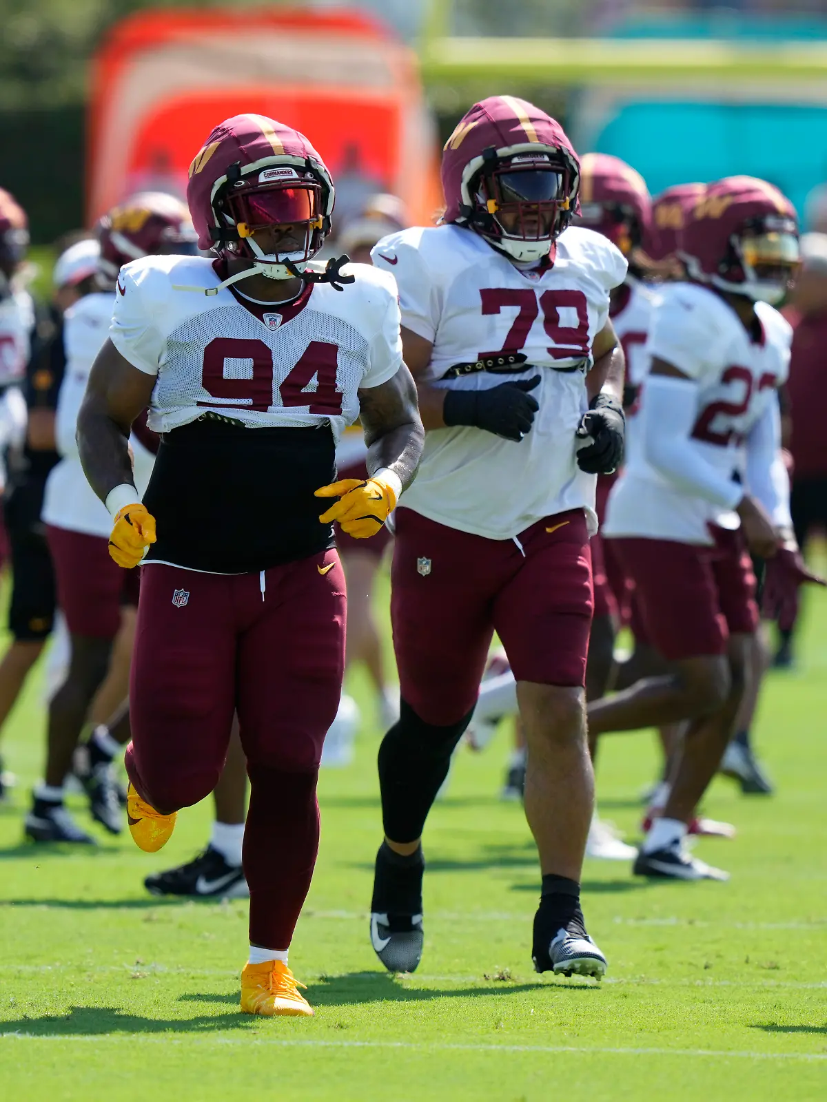 Die Defensive Tackles der Washington Commanders, Daron Payne (94), Benning Potoa’e (79) und Jonathan Allen (93), bei einem gemeinsamen Training mit den Miami Dolphins in der Trainingseinrichtung des NFL-Footballteams