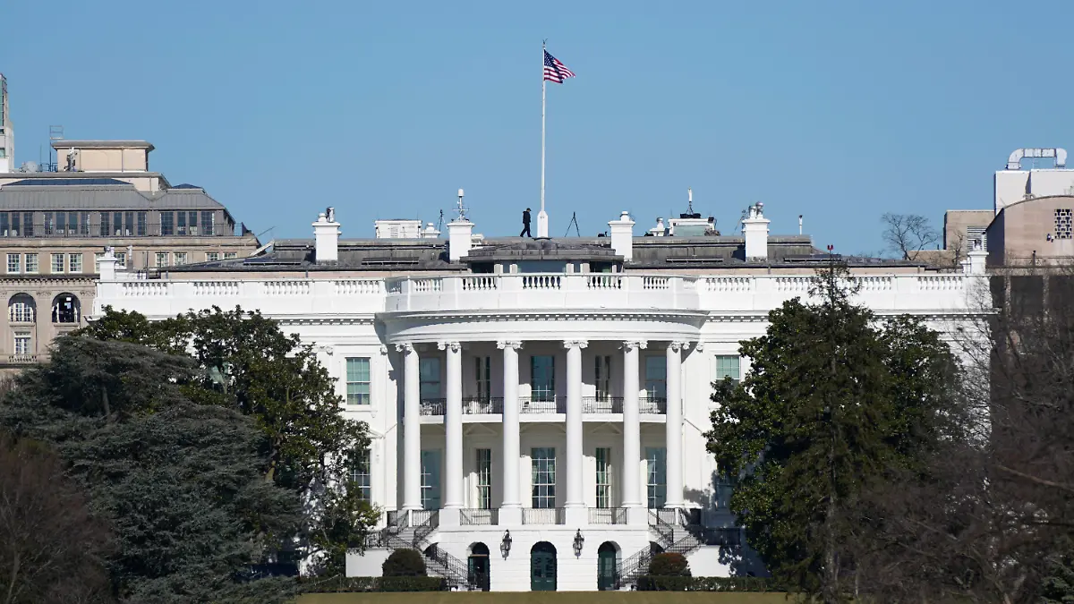 09.01.2021, USA, Washington: Eine amerikanische Flagge weht auf dem Dach des Weißen Hauses. Nach den Krawallen im Kapitol vom 06.01.2021 beginnen die Vorbereitungen für die Amtseinführung des designierten US-Präsidenten Biden am 20. Januar. Foto: Patrick Semansky/AP/dpa +++ dpa-Bildfunk +++