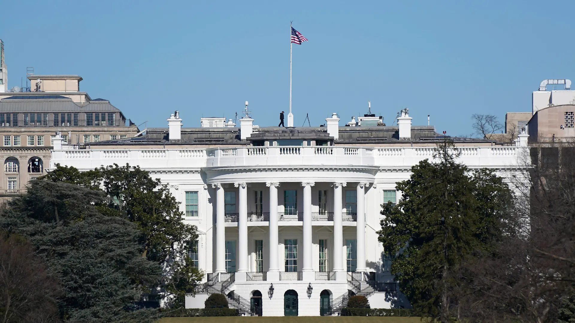 09.01.2021, USA, Washington: Eine amerikanische Flagge weht auf dem Dach des Weißen Hauses. Nach den Krawallen im Kapitol vom 06.01.2021 beginnen die Vorbereitungen für die Amtseinführung des designierten US-Präsidenten Biden am 20. Januar. Foto: Patrick Semansky/AP/dpa +++ dpa-Bildfunk +++
