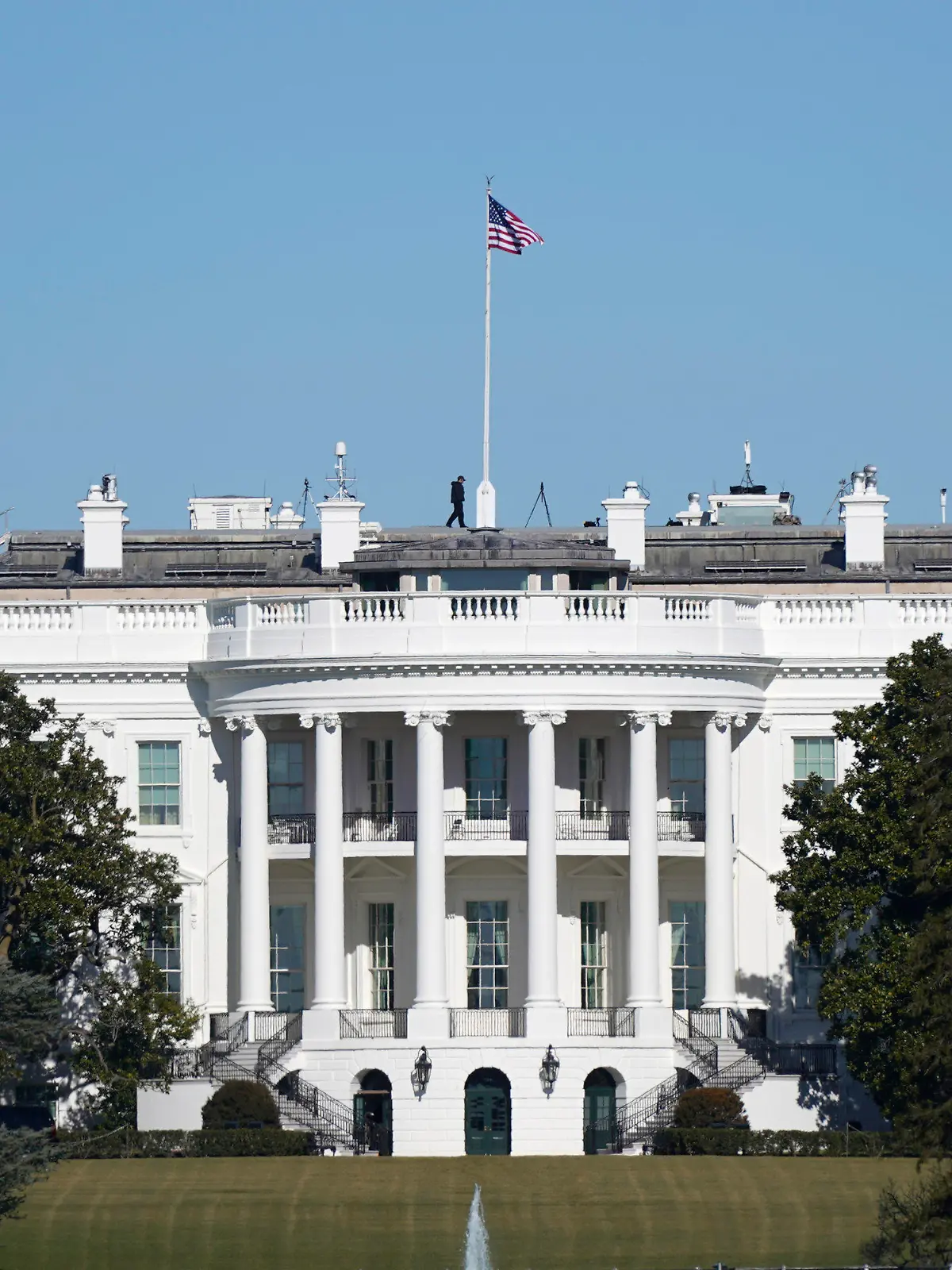 09.01.2021, USA, Washington: Eine amerikanische Flagge weht auf dem Dach des Weißen Hauses. Nach den Krawallen im Kapitol vom 06.01.2021 beginnen die Vorbereitungen für die Amtseinführung des designierten US-Präsidenten Biden am 20. Januar. Foto: Patrick Semansky/AP/dpa +++ dpa-Bildfunk +++