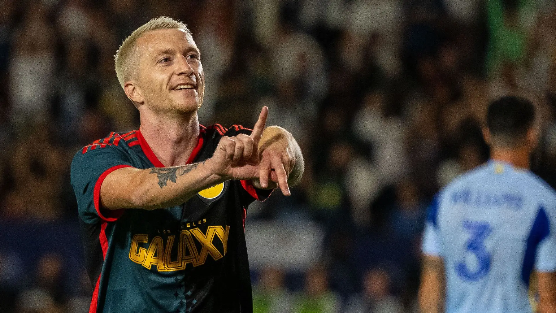 Eine Geste für die Fans: Marco Reus bejubelt sein erstes Tor im Trikot der Los Angeles Galaxy.