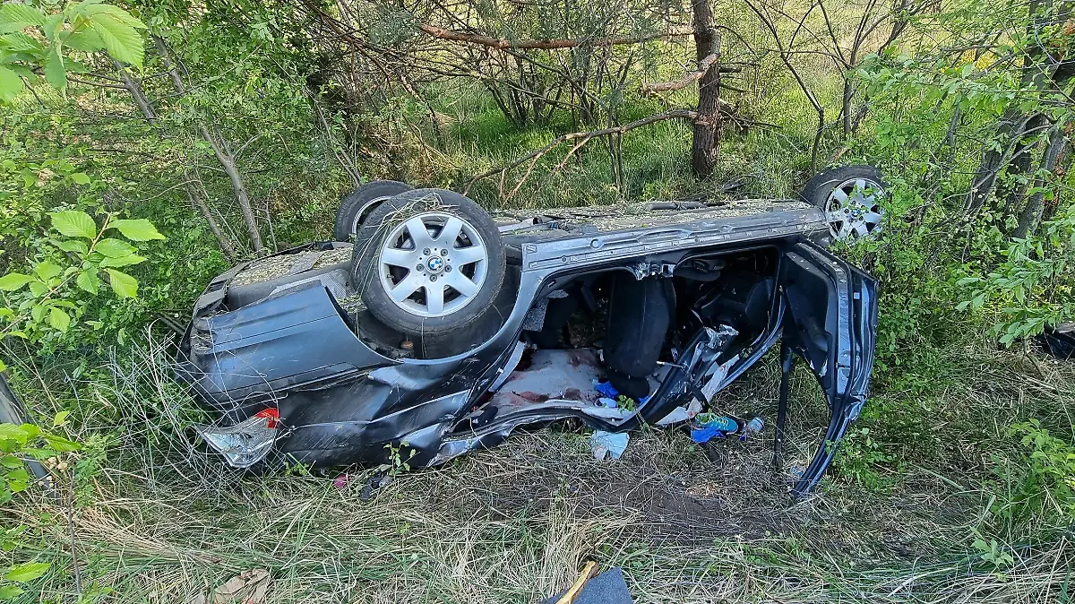 08.05.2022, Niedersachsen, Lehrte: Bei einem Verkehrsunfall auf der Autobahn 2 ist ein Mensch getötet worden, vier weitere Menschen wurden schwer verletzt. Das Auto mit den fünf Insassen überschlug sich am Sonntagmorgen aus noch unbekannten Gründen in der Nähe der Anschlussstelle Hämelerwald bei Lehrte, wie die Polizei mitteilte. Foto: -/dpa-TNN/dpa +++ dpa-Bildfunk +++