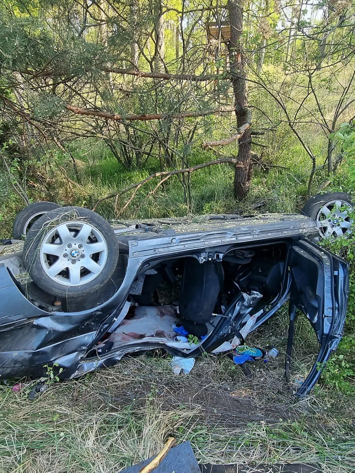 08.05.2022, Niedersachsen, Lehrte: Bei einem Verkehrsunfall auf der Autobahn 2 ist ein Mensch getötet worden, vier weitere Menschen wurden schwer verletzt. Das Auto mit den fünf Insassen überschlug sich am Sonntagmorgen aus noch unbekannten Gründen in der Nähe der Anschlussstelle Hämelerwald bei Lehrte, wie die Polizei mitteilte. Foto: -/dpa-TNN/dpa +++ dpa-Bildfunk +++