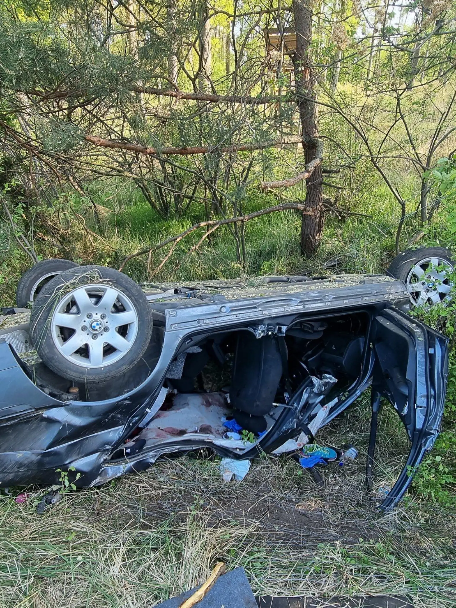 08.05.2022, Niedersachsen, Lehrte: Bei einem Verkehrsunfall auf der Autobahn 2 ist ein Mensch getötet worden, vier weitere Menschen wurden schwer verletzt. Das Auto mit den fünf Insassen überschlug sich am Sonntagmorgen aus noch unbekannten Gründen in der Nähe der Anschlussstelle Hämelerwald bei Lehrte, wie die Polizei mitteilte. Foto: -/dpa-TNN/dpa +++ dpa-Bildfunk +++