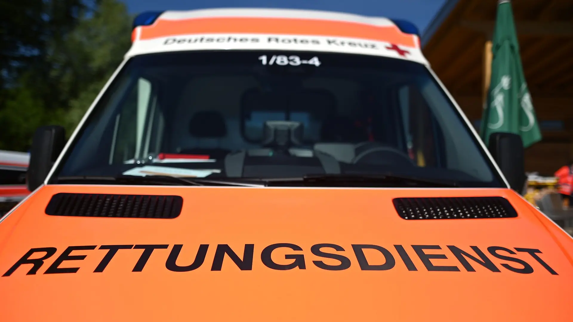 Rettungskräfte bergen Leichnam eines 73-jährigen Mannes aus einem Hafen an der Elbe (Symbolbild).
