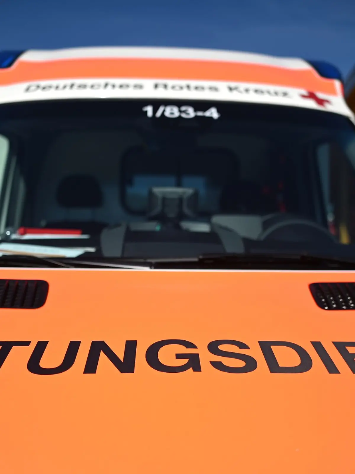 Rettungskräfte bergen Leichnam eines 73-jährigen Mannes aus einem Hafen an der Elbe (Symbolbild).