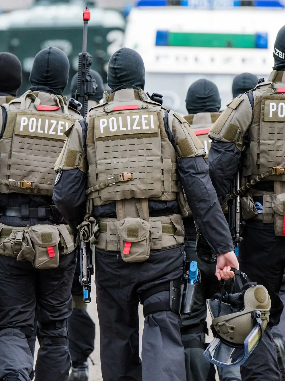 Bild zu: "Scharfschütze zielt von Balkon auf Menschen"