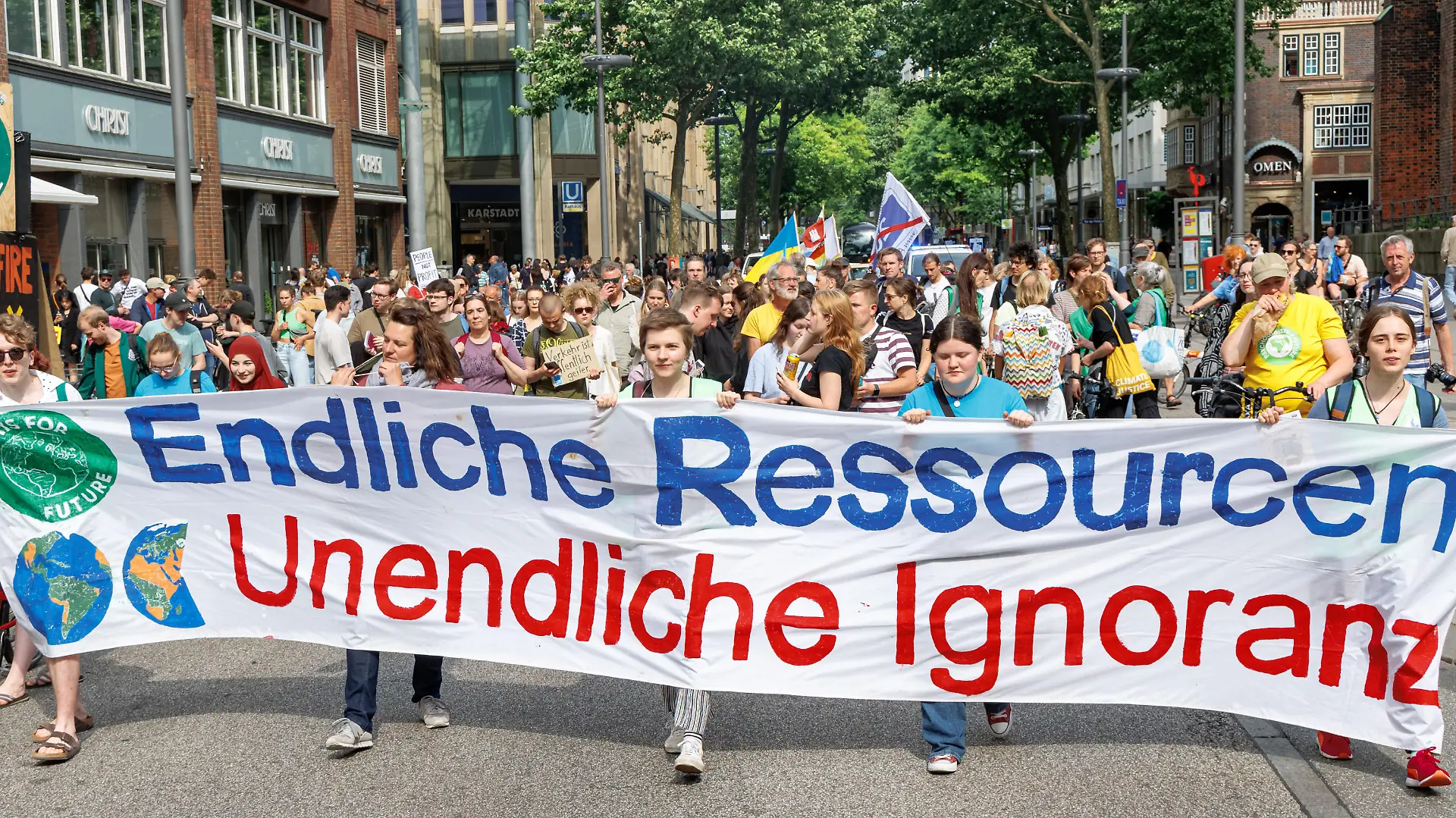 Demonstranten tragen auf einem Aufzug der Klimabewegung Fridays for Future ein Transparent mit der Aufschrift «Endliche Ressourcen, Unendliche Ignoranz».
