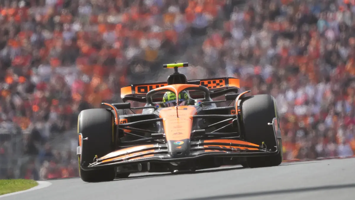 Der britische McLaren-Pilot Lando Norris steuert sein Auto während des Formel-1-Rennens zum Großen Preis der Niederlande auf der Rennstrecke von Zandvoort, Niederlande, Sonntag, 25. August 2024. (AP Photo/Peter Dejong)